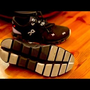On Cloud Women’s X3 Black Size 7 sneaker (worn once)